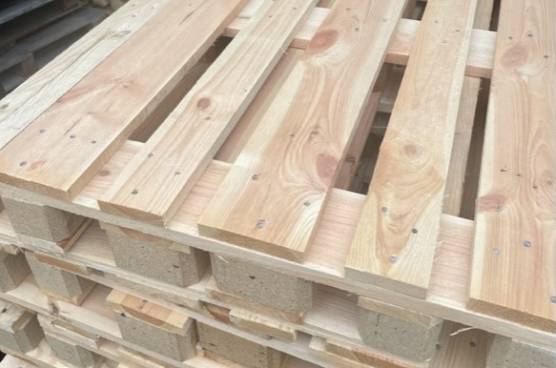 A raklapok szerepe a hosszú távú tárolási megoldásokban: Költséghatékonyság és helytakarékosság